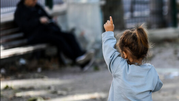 Reggio Emilia, sgrida una bimba che prende a calci la sua macchina e viene picchiata dai genitori