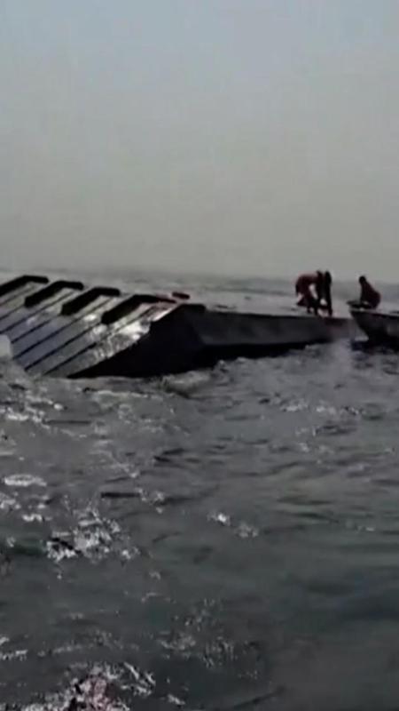 Zimbabwe, il traghetto si inclina e si ribalta nel lago Kariba: un centinaio di passeggeri finiscono in acqua