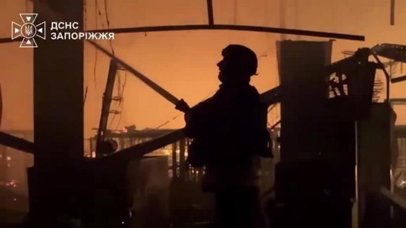 Ucraina, un grande magazzino in fiamme dopo un attacco russo: vigili del fuoco al lavoro a Zaporizhzhia