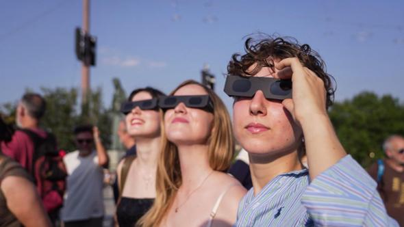 Occhiali, telescopi e scatole dei cereali: tutti a Superga per vedere l’eclissi di sole