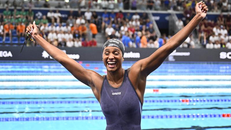 Nuoto, Sara Curtis record del mondo nella semifinale dei 50 dorso. Poi argento nella 4x100 stile