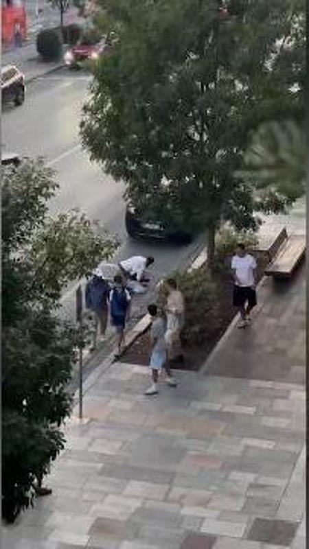Botte in strada, ennesima follia in corso Giolitti a Cuneo: l'aggressione ripresa da un residente