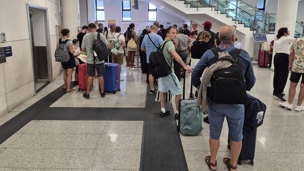 Le vite sospese dei passeggeri all’aeroporto di Catania: “Non sappiamo che cosa fare”