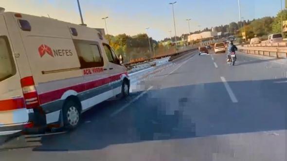 L’ambulanza non riesce a passare, il motociclista si fa largo tra le auto e crea un varco