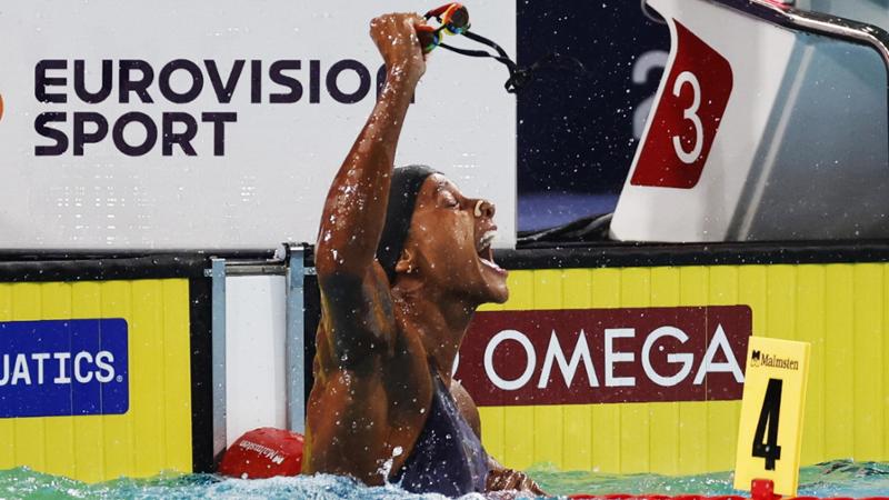 Sara Curtis incredibile, oro nei 50 dorso e nuovo record del mondo