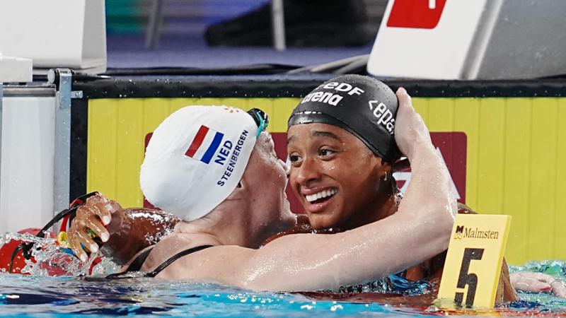 Nuoto, immensa Sara Curtis: oro e nuovo record mondiale nei 50 dorso