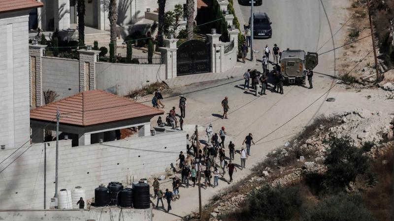 Coloni israeliani, scortati da forze israeliane, entrano nelle aree meridionali e occidentali di Nablus in Cisgiordania il 31 luglio 2026, a Nablus