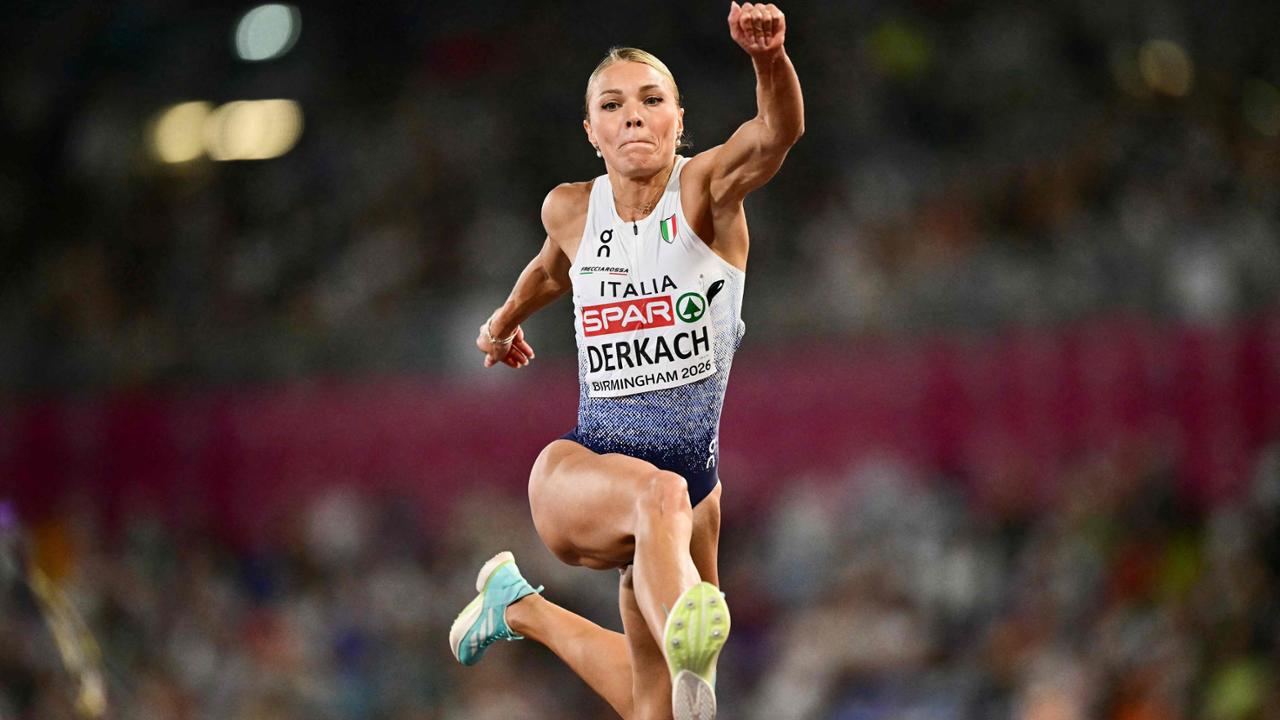 Dariya Derkach vola, oro nel salto triplo