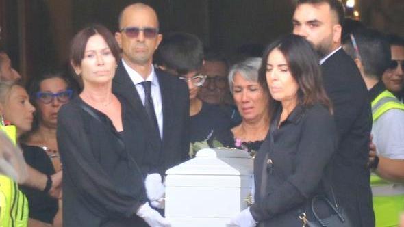 L’addio a Beatrice: Bordighera si ferma in silenzio