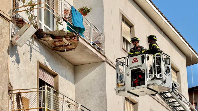 Crolla il balcone di una casa a Livorno, morta una donna