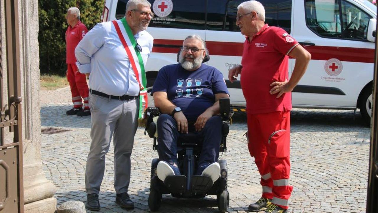“C’è don Robella”: nove mesi dopo l’incidente, la sorpresa e l’abbraccio di Leini al suo parroco