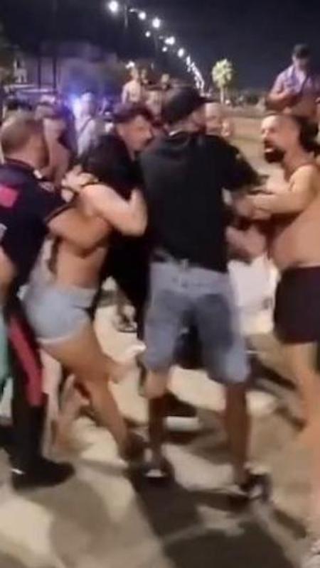 Botte e sedie lanciate sulla spiaggia di Mondragone: maxi rissa tra famiglie a Ferragosto