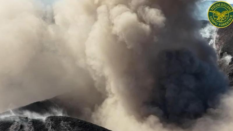 Etna, lava e cenere: chiusi due settori dell’aeroporto di Catania. Arrivi limitati a 5 ogni ora
