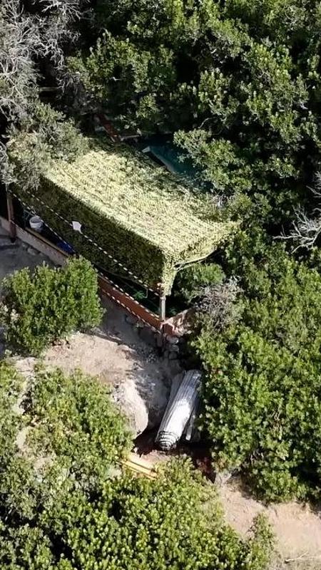 Ischia, il resort abusivo nascosto ai droni con la rete mimetica: devastata area a rischio frana