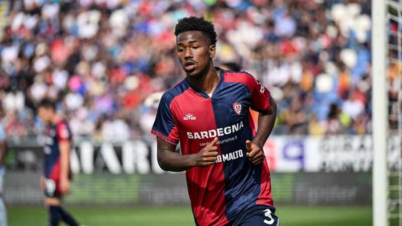 Il calciatore del Cagliari Trepy migliora ma resta in coma farmacologico