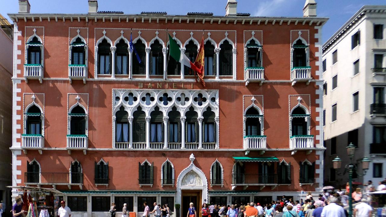 Il miliardario inglese Hohn punta al turismo italiano: investiti 636 milioni negli hotel di lusso