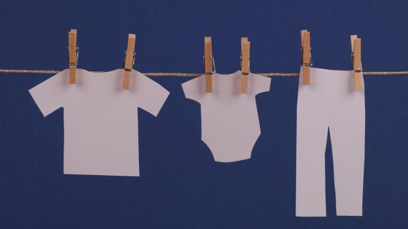 Se i vestiti da bimba sono sempre più corti (e più cari) di quelli da bimbo