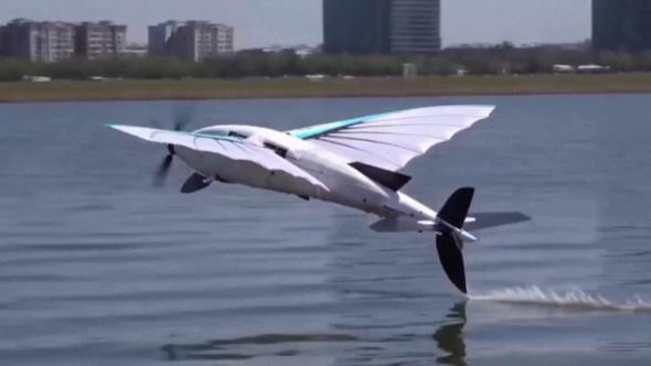 Sembra un pesce volante, invece è un drone: vola e poi sfreccia sott’acqua