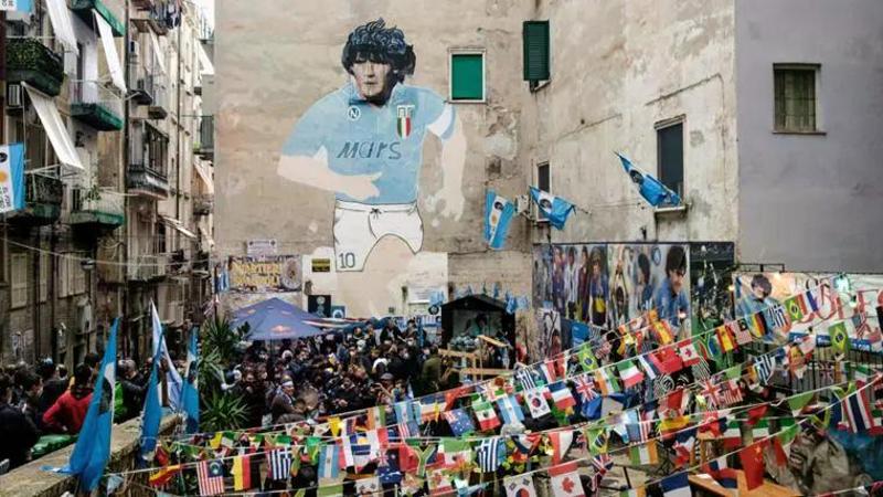 Maradona sempre più azzurro. Storia del murale simbolo di Napoli appena restaurato