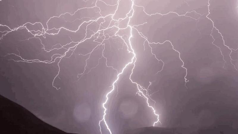 Maltempo: pioggia di fulmini a Ventimiglia, Chiavari allagata, allerta a Torino e Milano