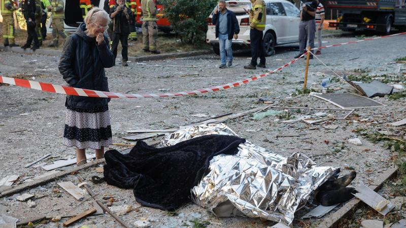 Sangue a Kiev, i russi fanno strage di civili. Zelensky insiste: “Ci servono gli intercettori”