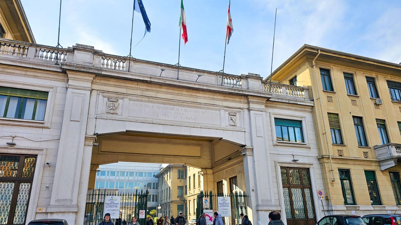 Moncalieri, accoltella una donna al collo e a un braccio e scappa: si erano conosciuti sui social