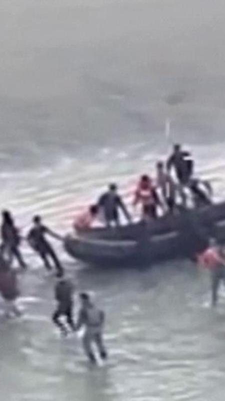 Francia, tentano di partire verso la Manica: la polizia blocca il barcone, scontri sulla spiaggia