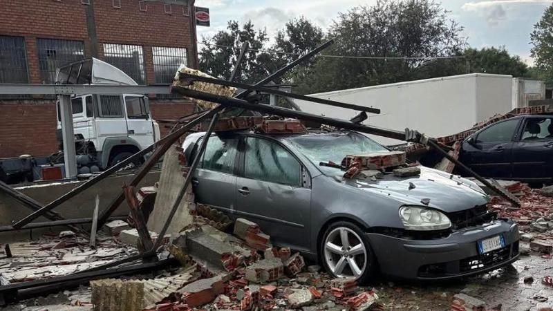 Alberi caduti e tetti danneggiati, il bilancio del temporale a Torino. Tornado in città dopo 77 anni