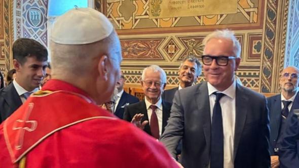 La stretta di mano tra Leone e Leonardis: “Questo Papa è potente, un privilegio incontrarlo”