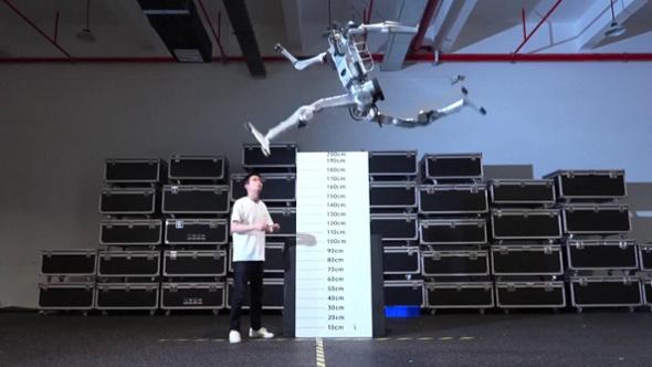 Il robot che corre più veloce di Usain Bolt: "Superman" sfreccia a 45 km/h