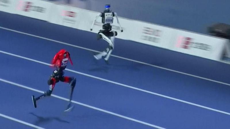 Il robot è più veloce di Usain Bolt: 100 metri in 9,39 secondi, poi finisce contro il muro