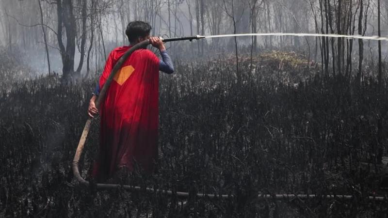 A 15 anni spegne gli incendi con il costume di Superman: "Voglio salvare la mia casa"