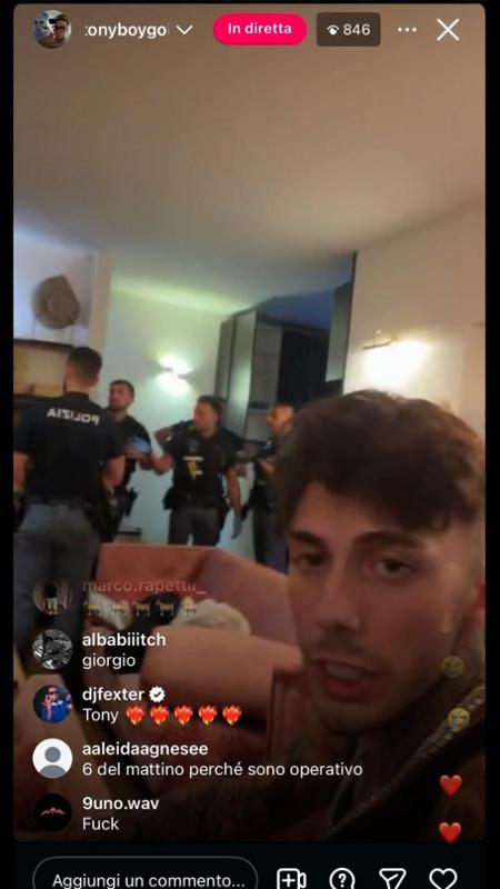 Tony Boy filma in diretta la perquisizione della polizia: trovata pistola con matricola abrasa