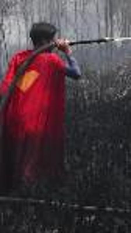 A 15 anni spegne gli incendi con il costume di Superman: "Voglio salvare la mia casa"