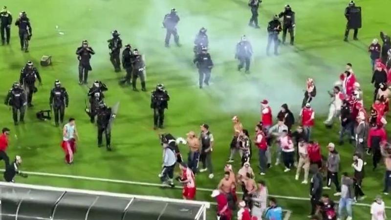 Calci, pugni e caos sugli spalti, la finisce in rissa: interviene la polizia antisommossa