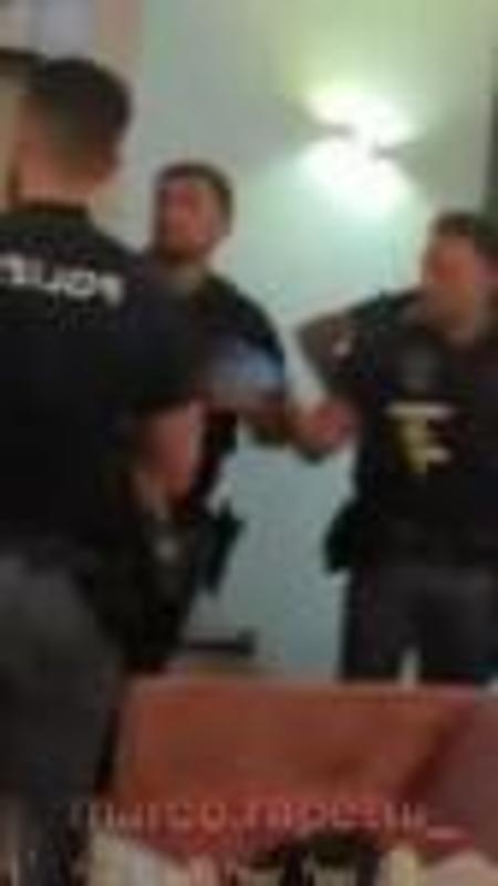 Tony Boy filma in diretta la perquisizione della polizia: trovata pistola con matricola abrasa