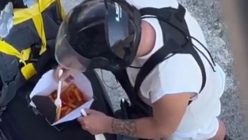 Rider apre l'ordine e mangia il cibo prima della consegna: il video diventa virale