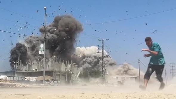 Gaza, il missile israeliano colpisce un edificio a Zawayda: il momento dell’esplosione