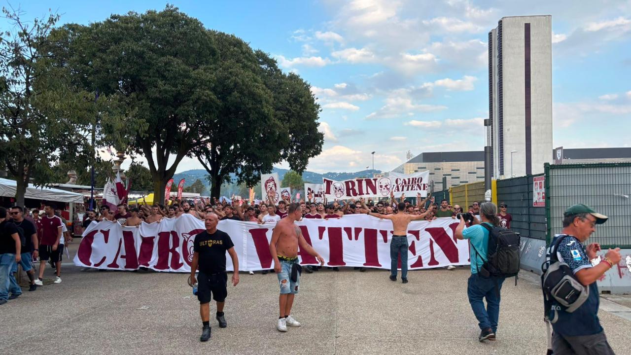 "Cairo Vattene": A Santa Rita il corteo dei tifosi del Toro contro il presidente