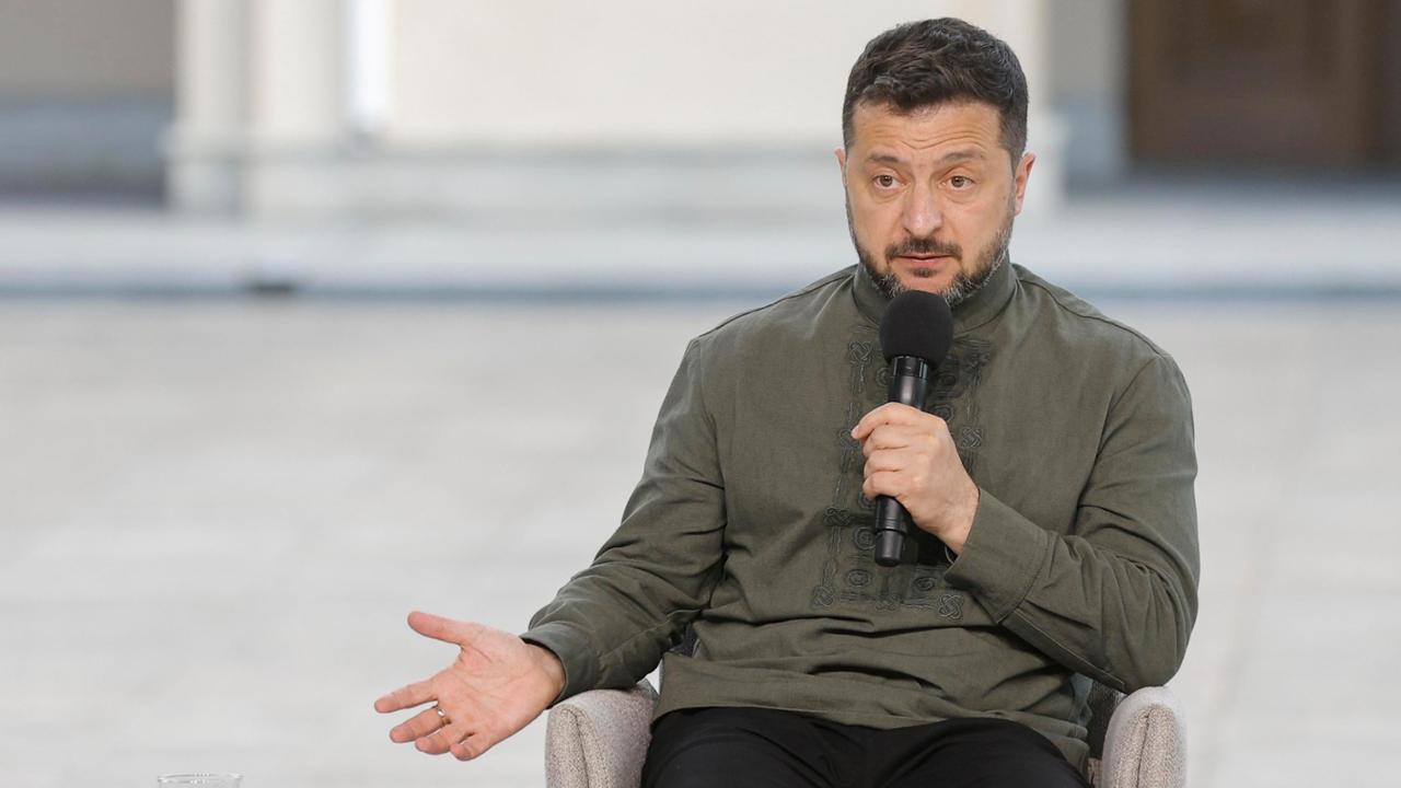 Zelensky: le elezioni in guerra sarebbero uno “tsunami” per il Paese