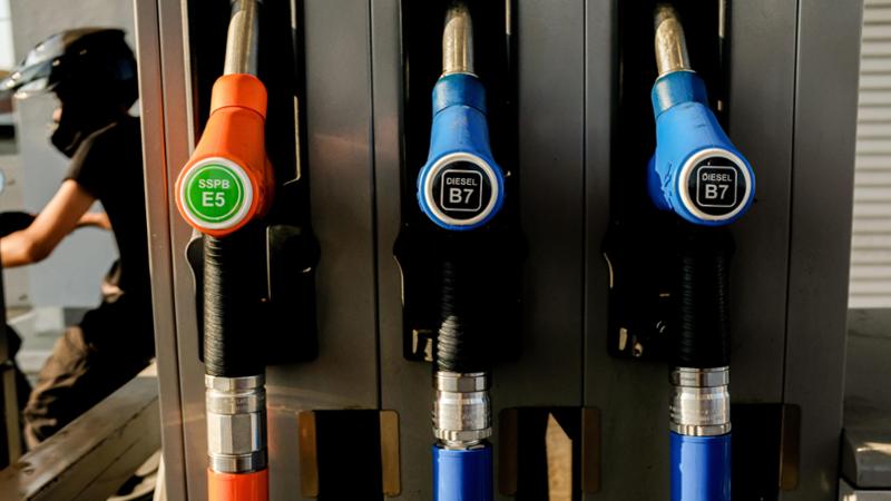 Benzina e gasolio, così si risparmia davvero: dalla guida alla scelta del distributore