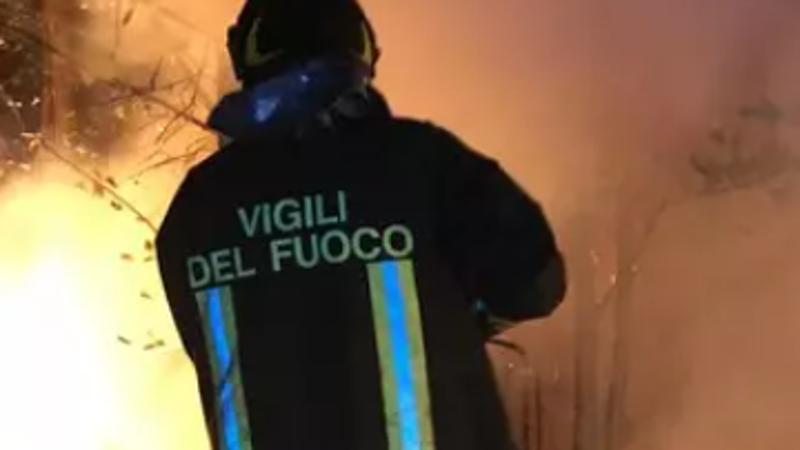 Emergenza incendi, in Piemonte pompieri allo stremo: “Turni logoranti, siamo al limite”