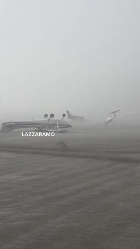 Aerei trascinati dal vento come giocattoli: la scena surreale all'aeroporto di Forlì