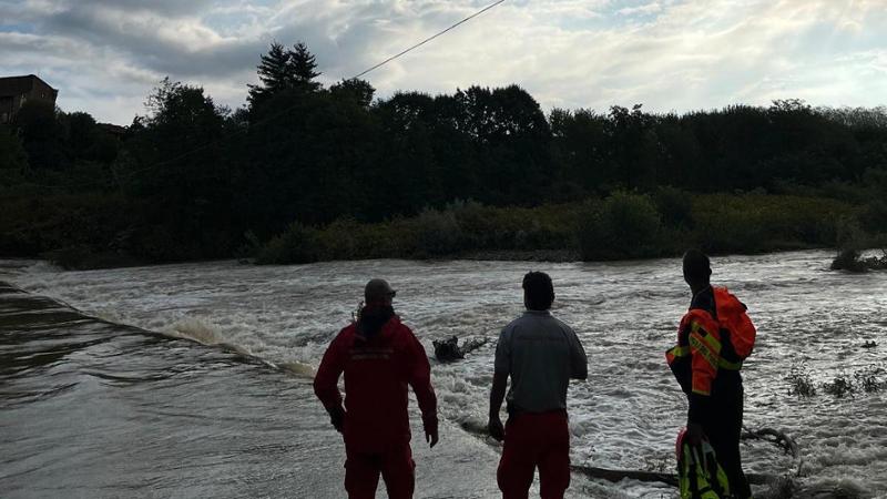 Travolto dalle acque mentre attraversa il guado a Castelletto, disperso un ciclista