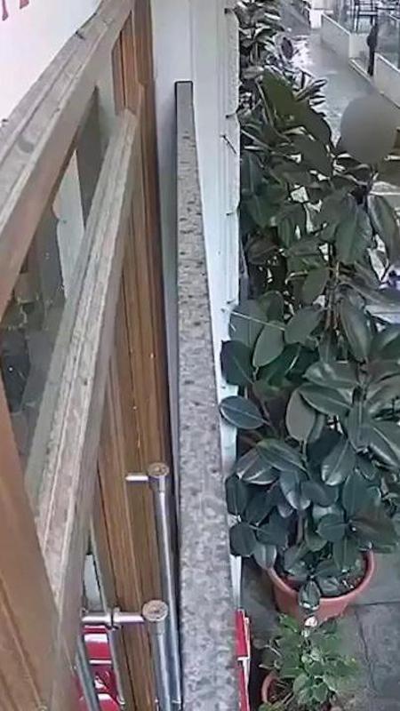 Strappa l'orologio al turista e gli spruzza spray urticante: la rapina a ripresa a Firenze