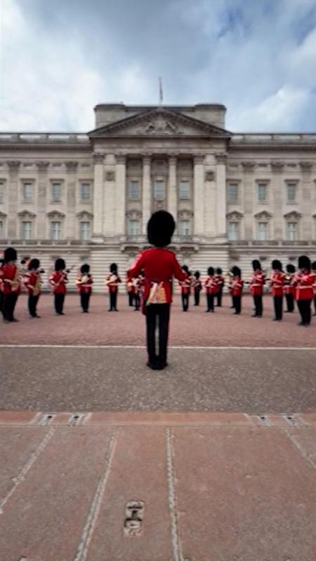 Le guardie di Buckingham Palace suonano un brano di Dolly Parton