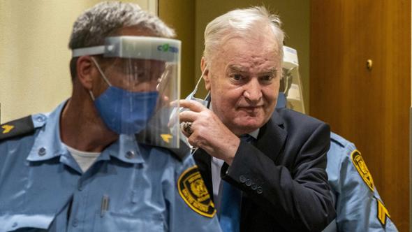 Chi era Ratko Mladic, il macellaio di Srebrenica e perché la sua condanna ha cambiato la storia