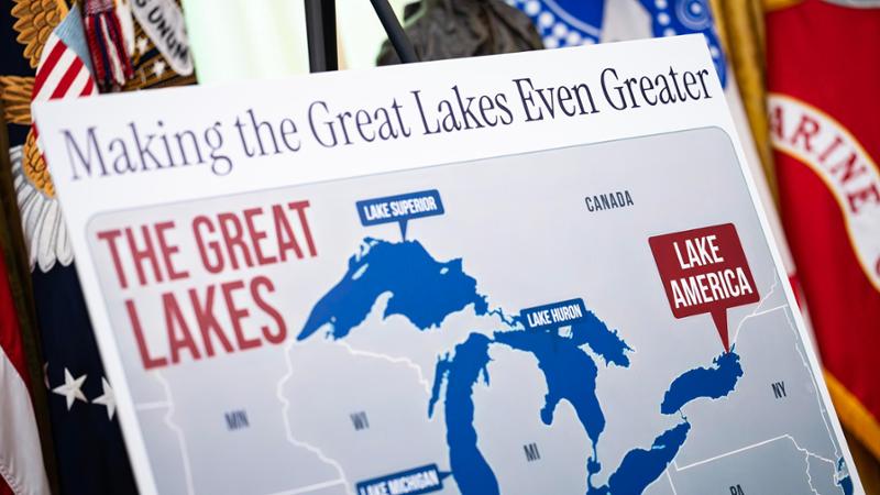 Trump rinomina il Lago Ontario: “Ora è Lago America”. E minaccia anche gli oceani