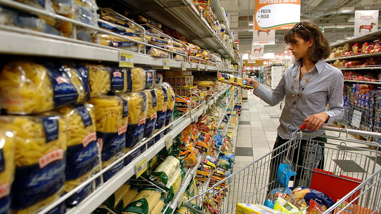 Alimentari, stangata per le famiglie: più di 400 milioni nei prossimi tre mesi