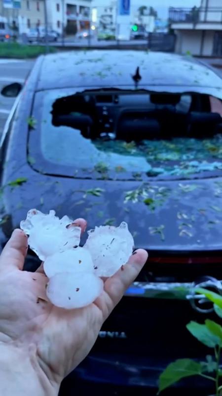 Grandine gigante danneggia auto e vetri nel Bresciano